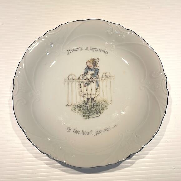 Vintage 1976 Holly Hobbie Porcelain Decor Plate - Picture 1 of 5